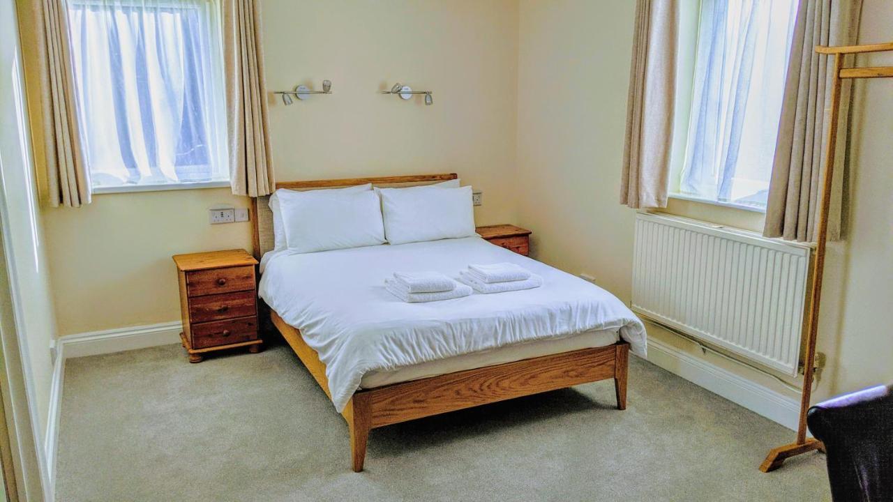 Ivybridge Guesthouse Фишгард Екстериор снимка