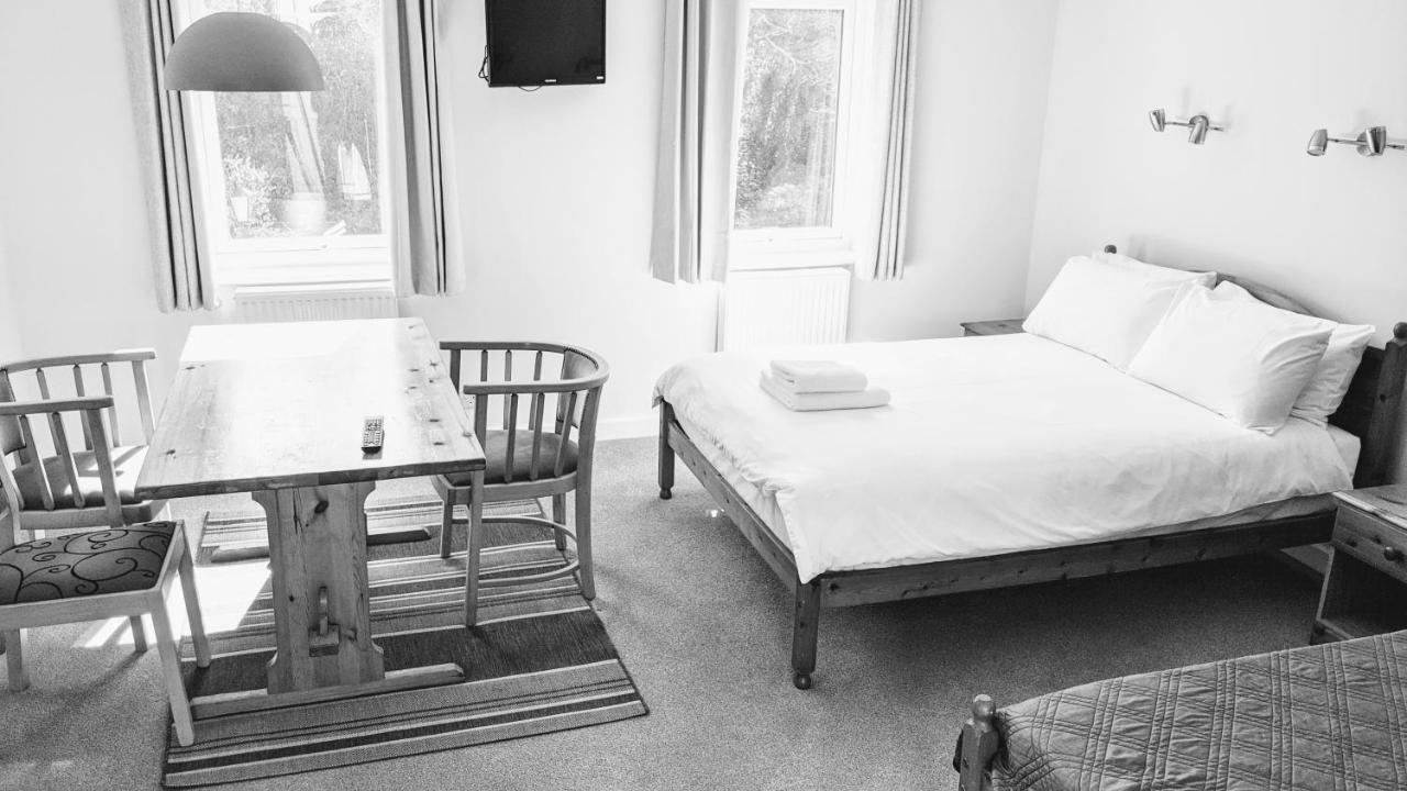 Ivybridge Guesthouse Фишгард Екстериор снимка