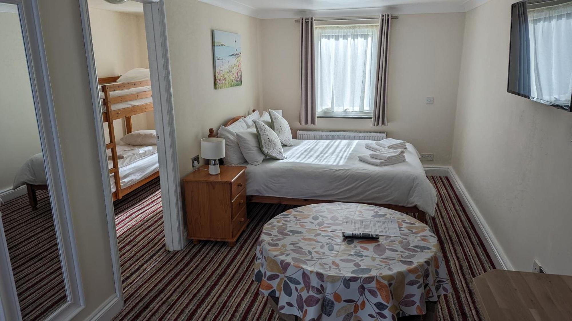 Ivybridge Guesthouse Фишгард Екстериор снимка
