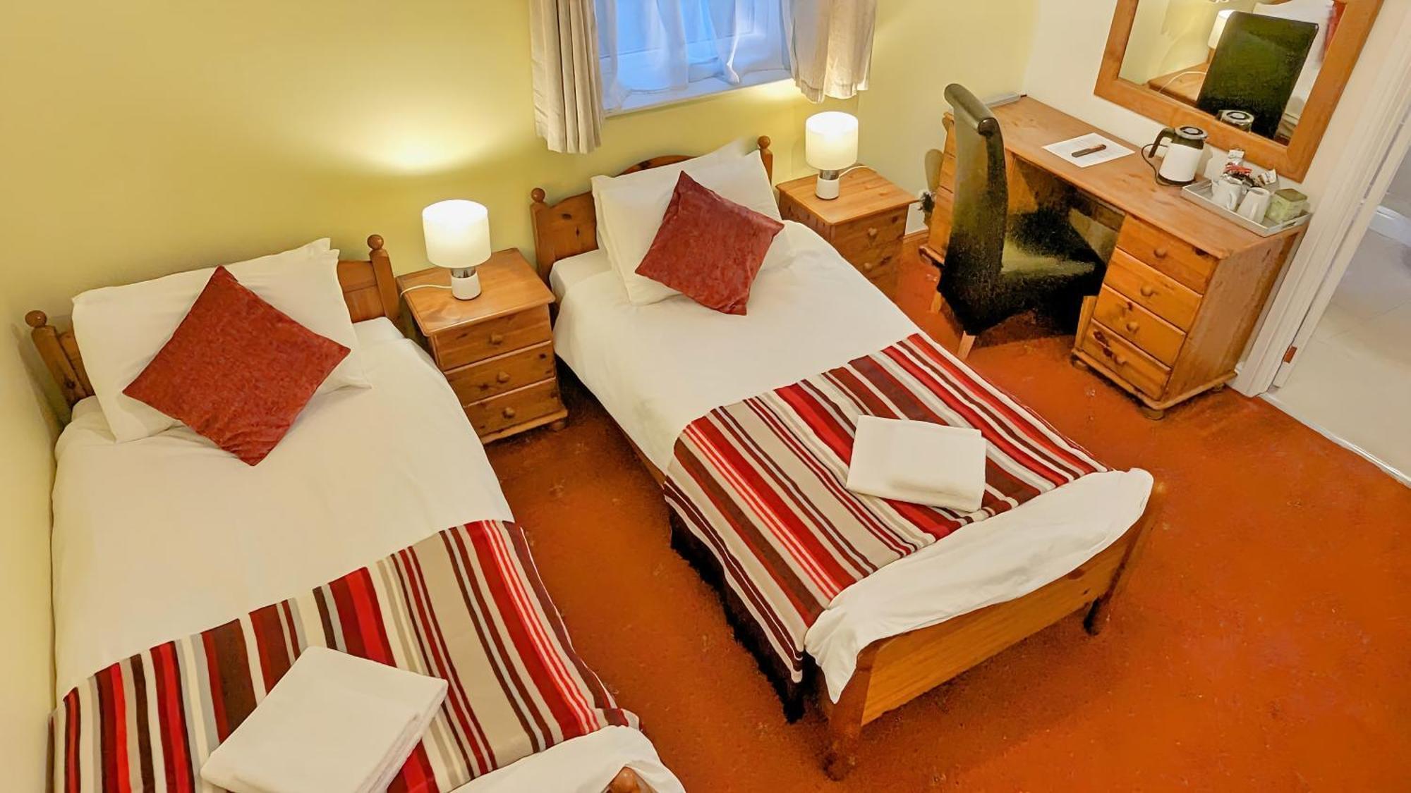 Ivybridge Guesthouse Фишгард Екстериор снимка