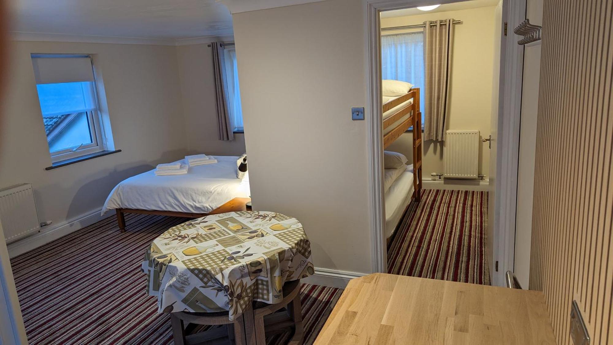 Ivybridge Guesthouse Фишгард Екстериор снимка