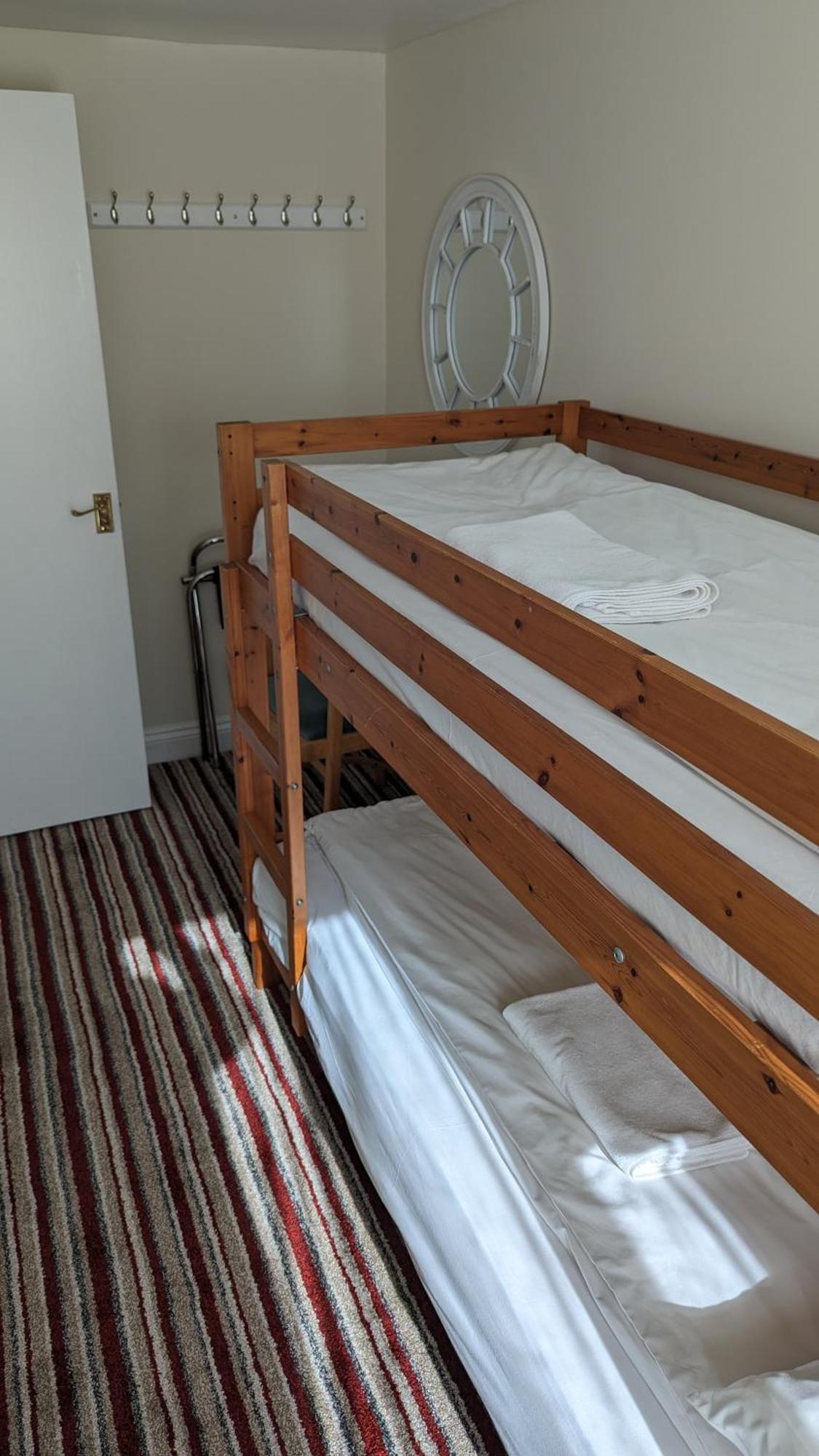 Ivybridge Guesthouse Фишгард Екстериор снимка