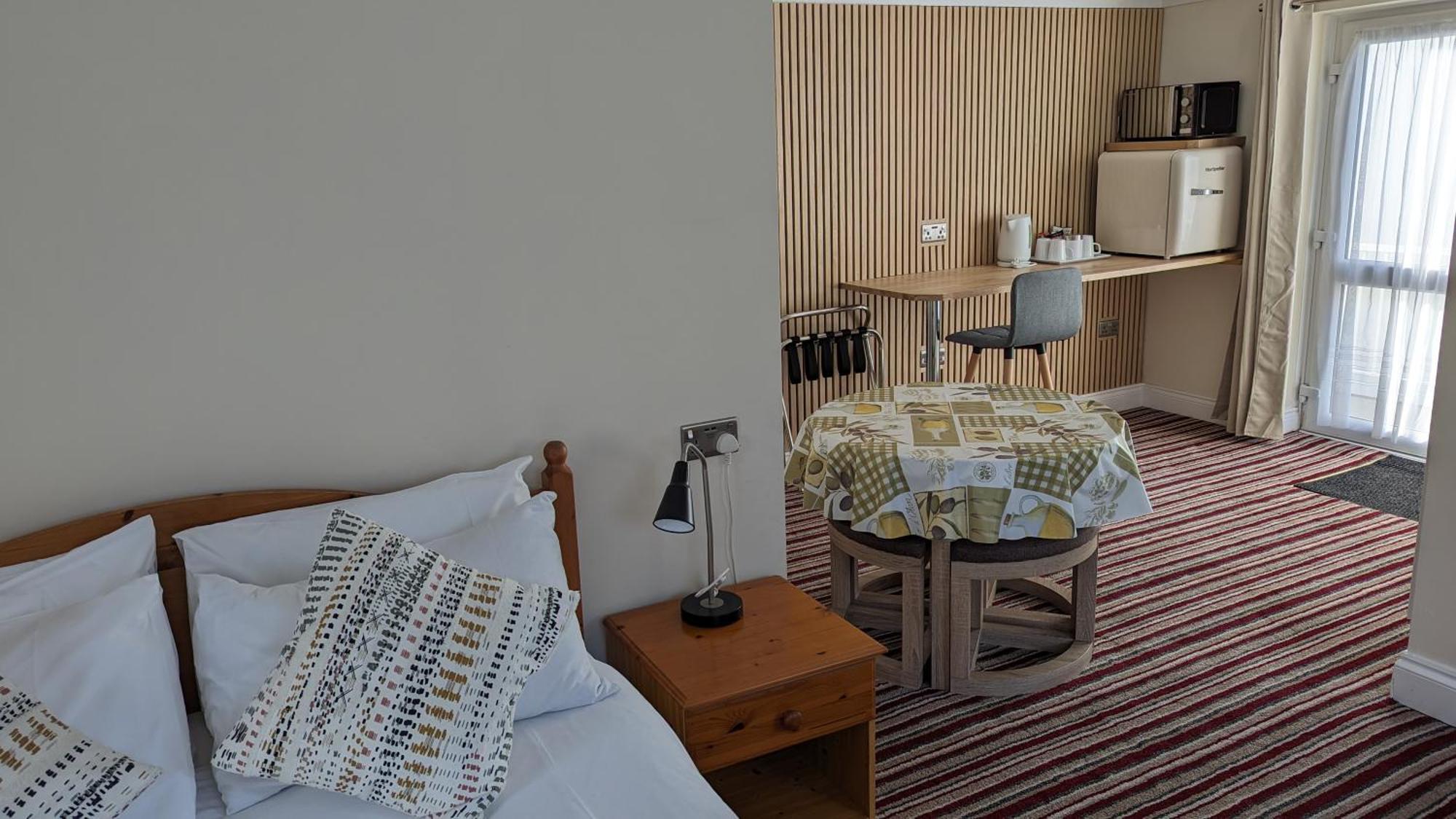 Ivybridge Guesthouse Фишгард Екстериор снимка