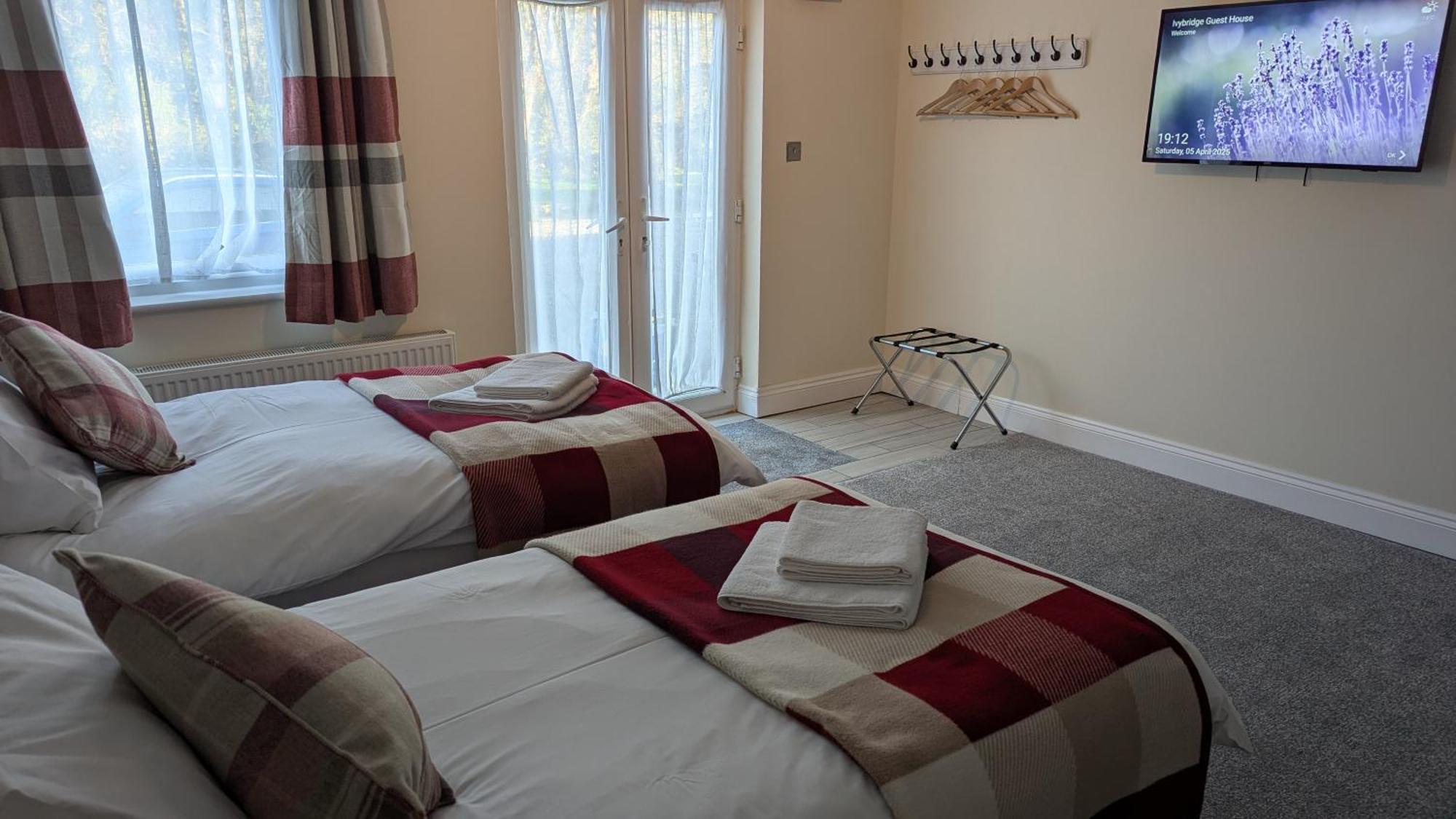 Ivybridge Guesthouse Фишгард Екстериор снимка