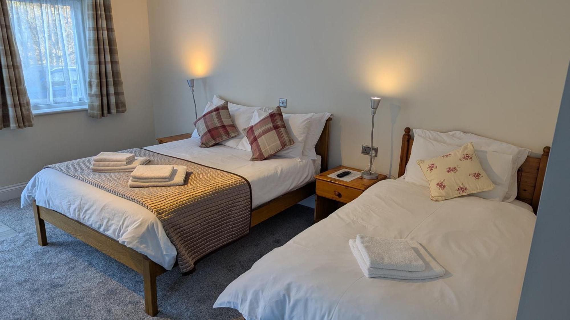 Ivybridge Guesthouse Фишгард Екстериор снимка