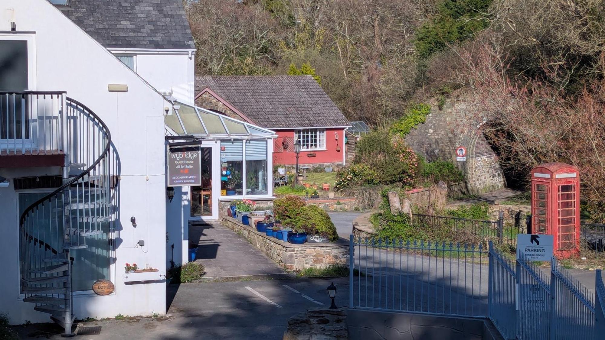 Ivybridge Guesthouse Фишгард Екстериор снимка