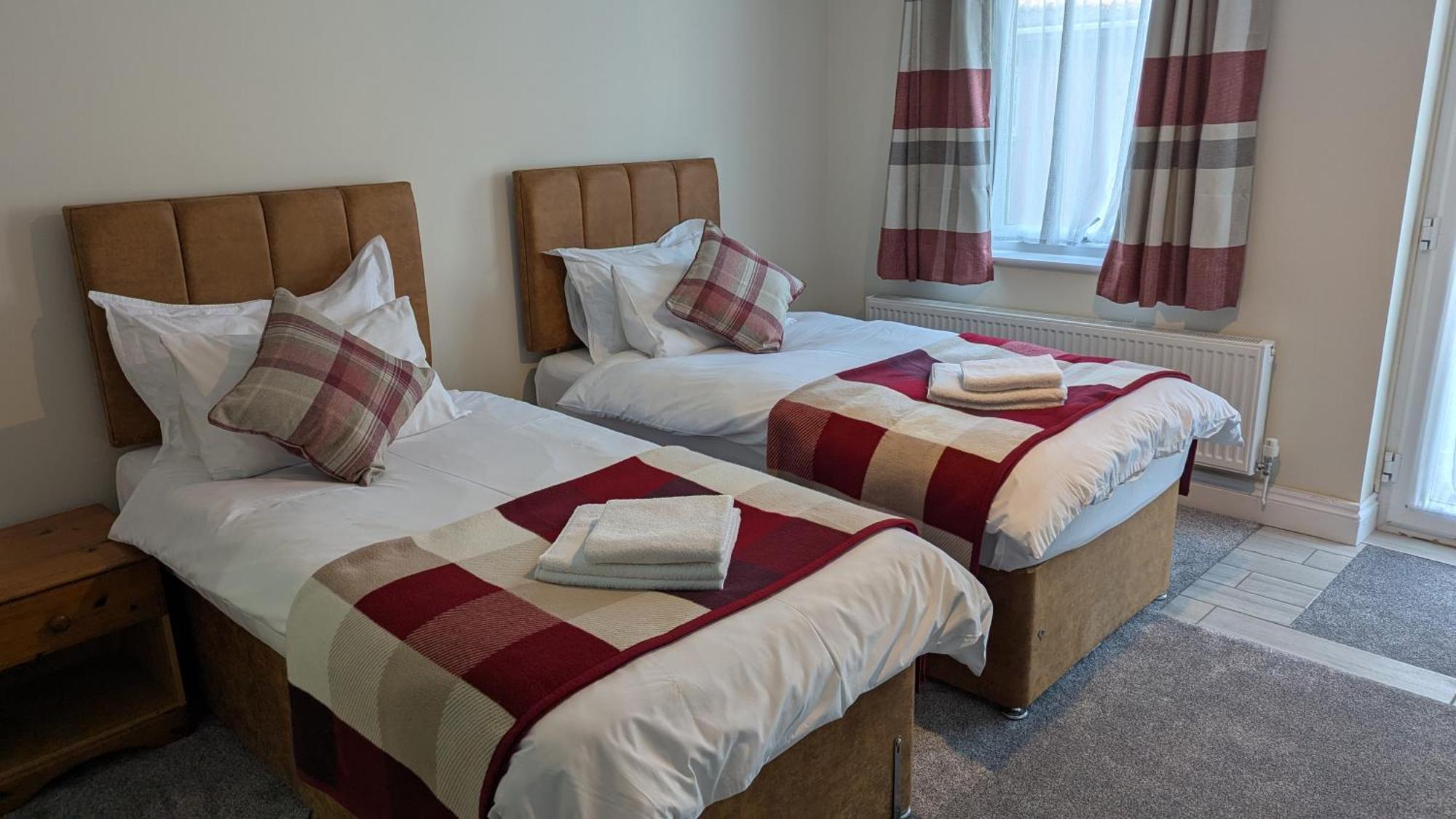 Ivybridge Guesthouse Фишгард Екстериор снимка
