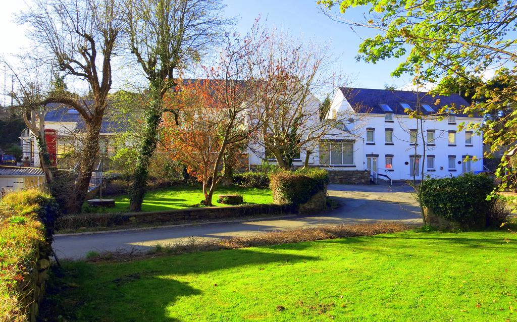 Ivybridge Guesthouse Фишгард Екстериор снимка
